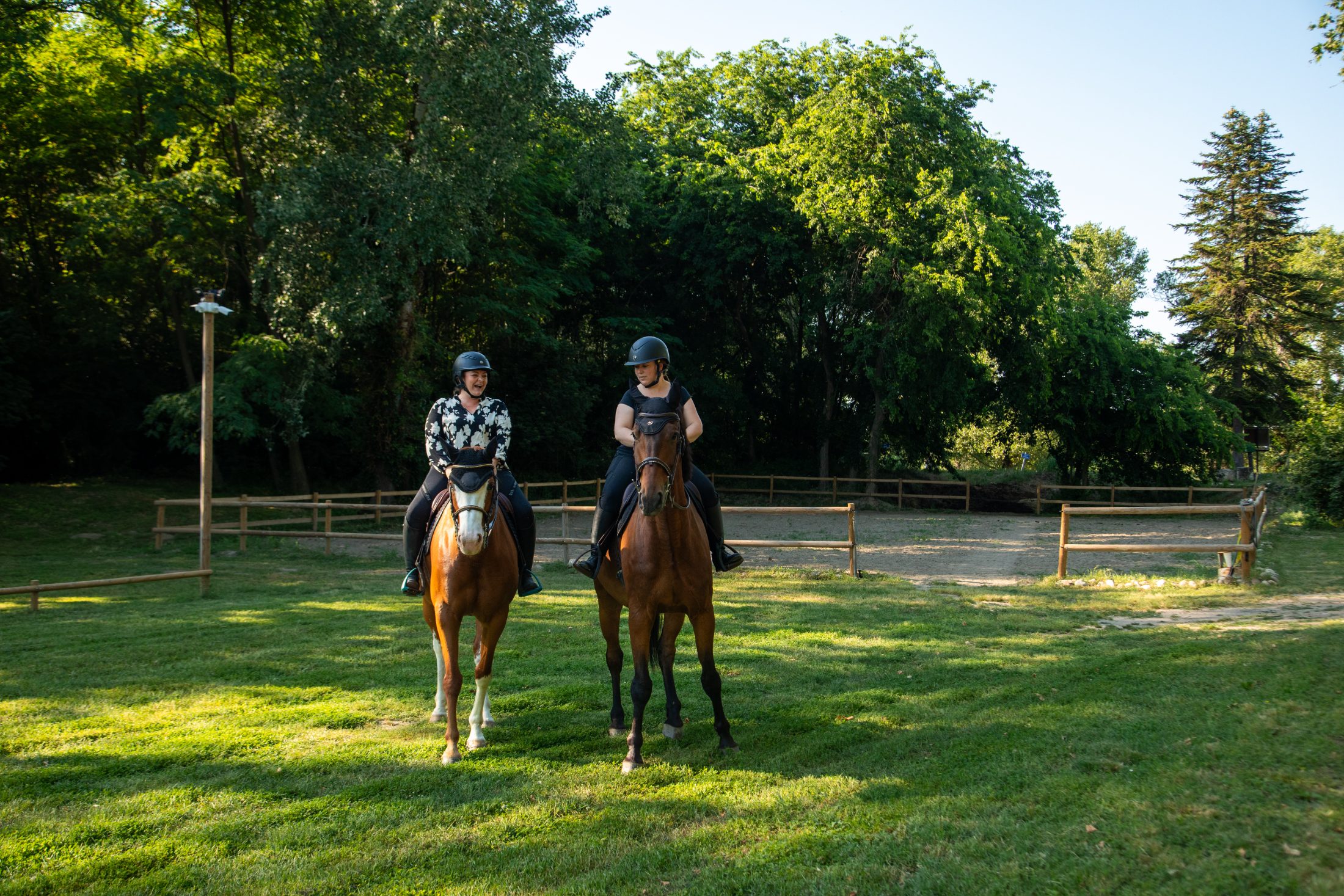 Aurore et Virginie à cheval, complices